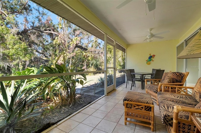 sunroom with ceiling fan