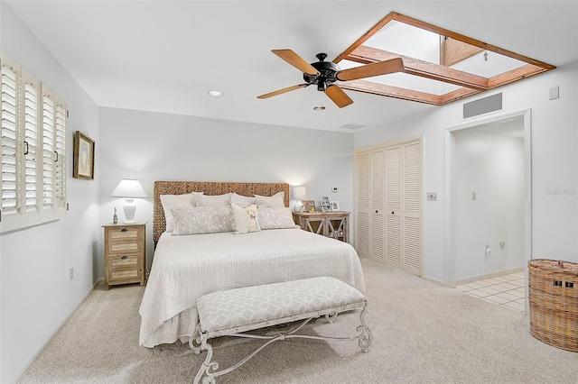 bedroom with light carpet, visible vents, a ceiling fan, a closet, and recessed lighting