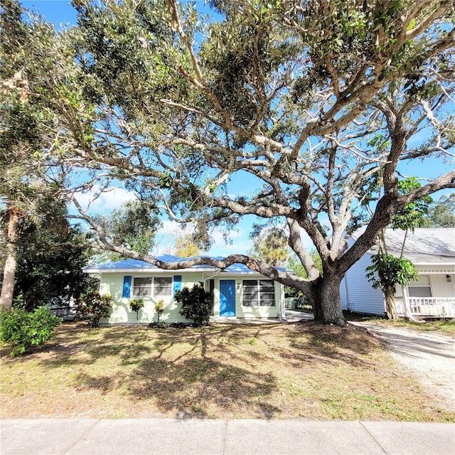 single story home featuring a front yard