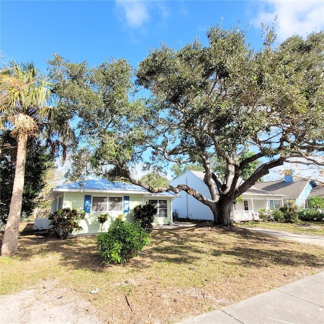 view of front of house featuring a front yard