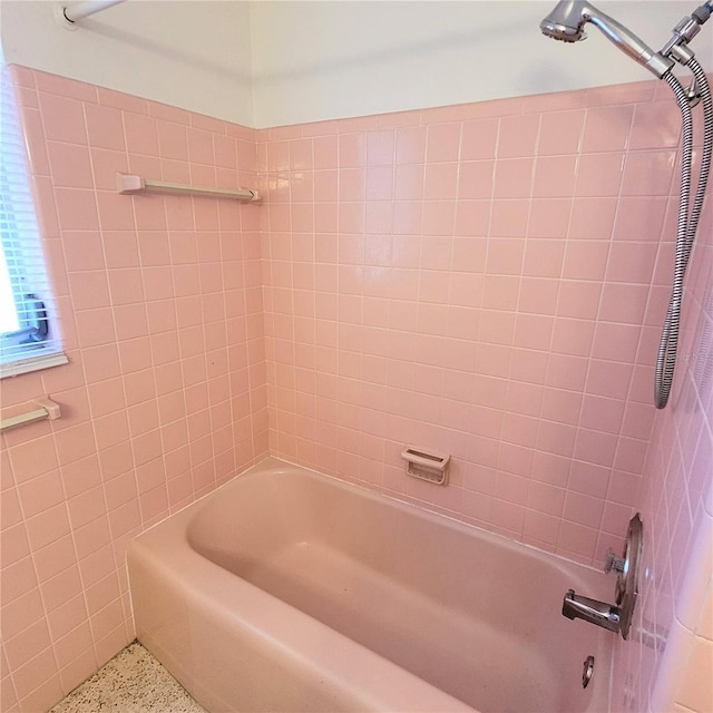 bathroom with tiled shower / bath