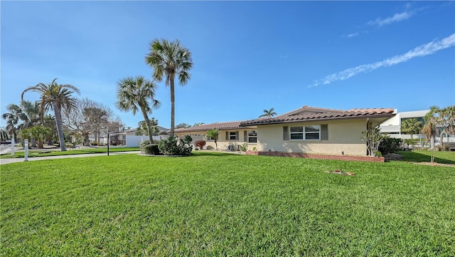 view of front of property featuring a front lawn