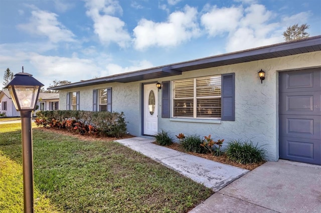 ranch-style house featuring a front lawn