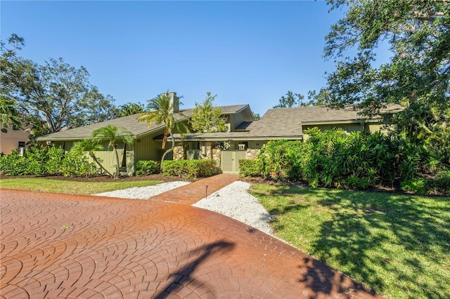 view of front of property featuring a front lawn