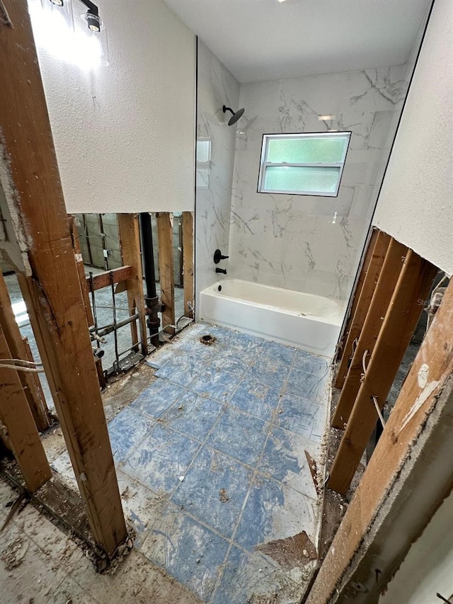 bathroom featuring tiled shower / bath