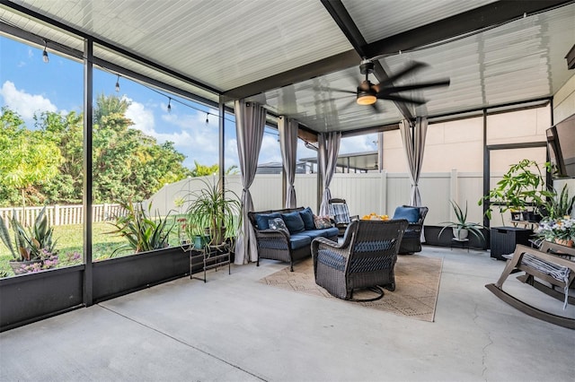 sunroom with ceiling fan