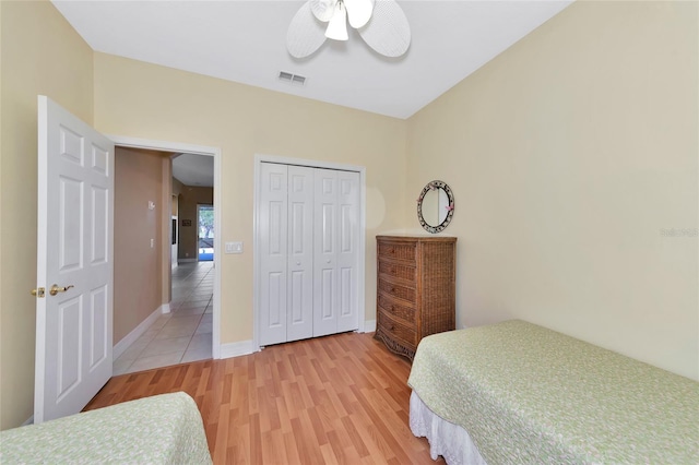 bedroom featuring ceiling fan, wood-type flooring, and a closet