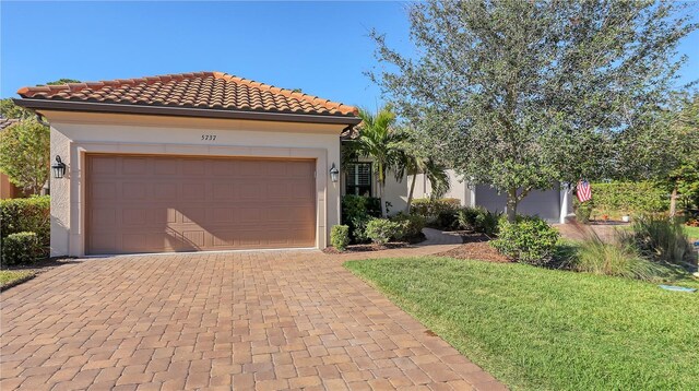 view of front facade featuring a garage