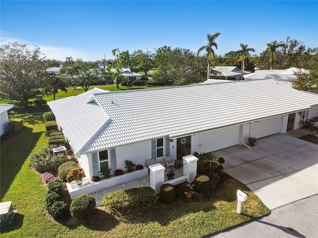 view of front of property featuring a front yard and a garage