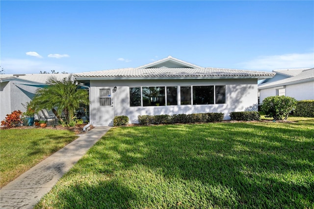 view of front of home featuring a front lawn