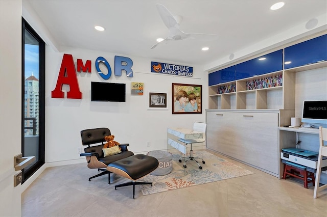 sitting room with ceiling fan