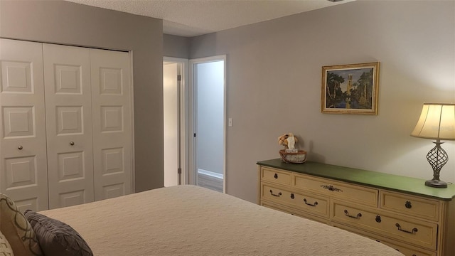 bedroom featuring a textured ceiling and a closet