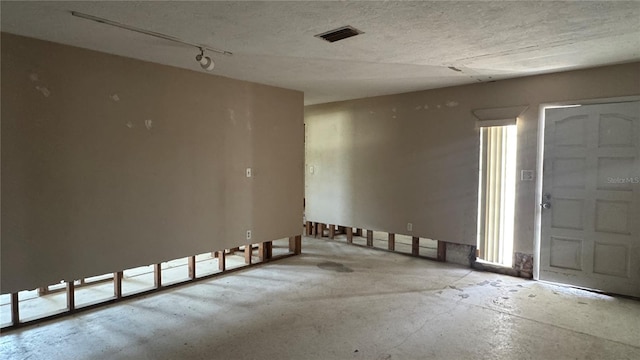 806 Arlington Rd, Palmetto, FL 34221 - unfurnished room with rail lighting