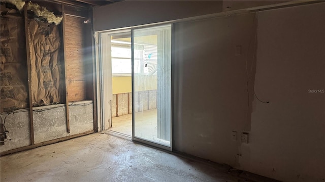 806 Arlington Rd, Palmetto, FL 34221 - unfurnished room with concrete flooring