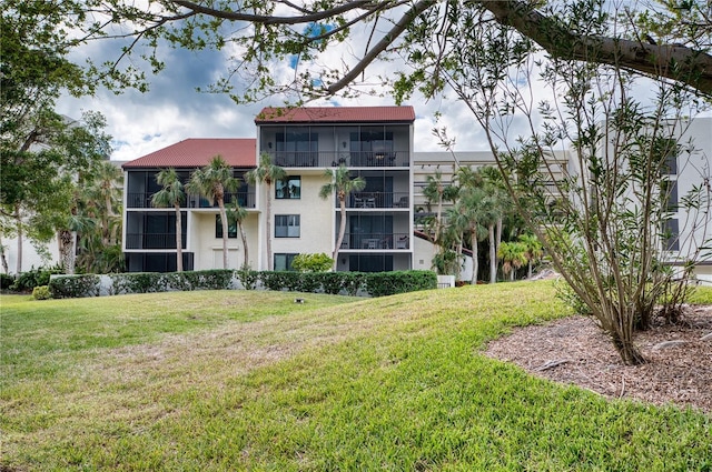 back of house featuring a lawn