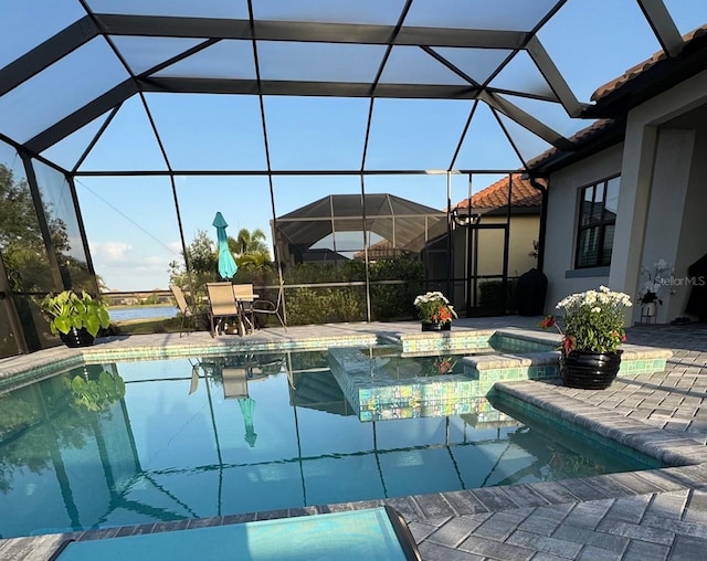 7130 Whittlebury Trl, Bradenton, FL 34202 - outdoor pool featuring a patio area, a jacuzzi, and a lanai