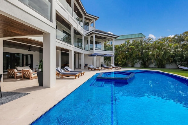 view of pool featuring an in ground hot tub, ceiling fan, a patio, and an outdoor living space