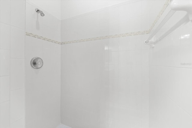108 Corte Del Rosa, Venice, FL 34285 - bathroom featuring a tile shower