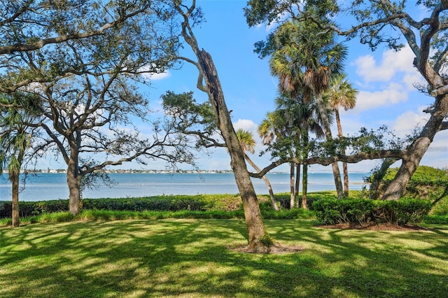 Listing photo 3 for 3350 Old Oak Dr, Sarasota FL 34239