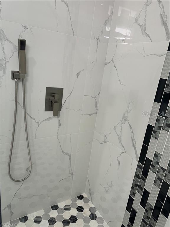 bathroom featuring a tile shower