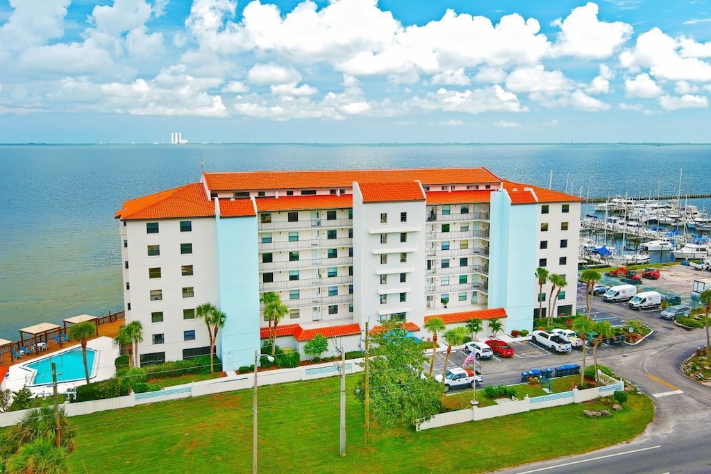 bird's eye view featuring a water view