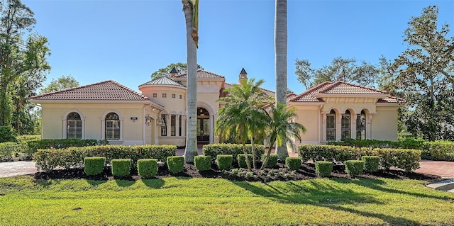 view of front facade with a front yard