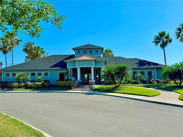 view of front of house featuring a front lawn