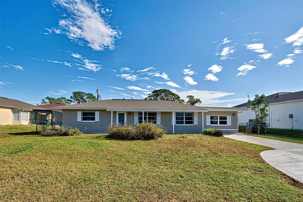 ranch-style house featuring a front yard