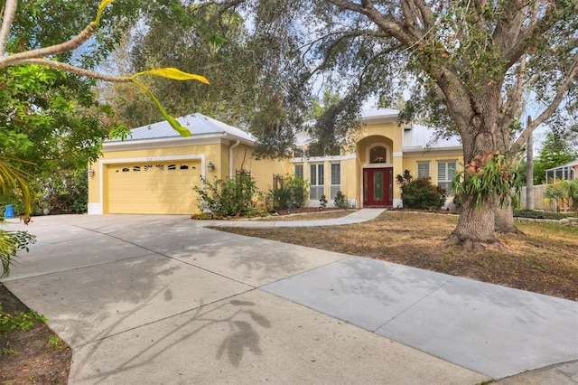 view of front facade featuring a garage