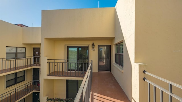 property entrance featuring a balcony