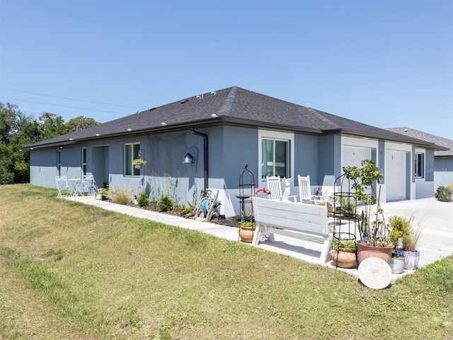 view of front of house featuring a garage and a front lawn