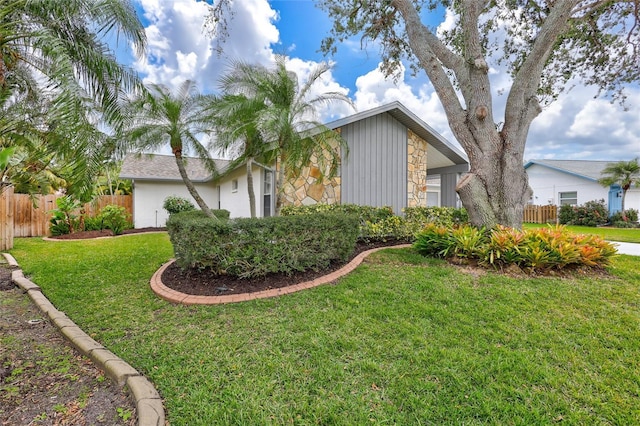 view of front of house featuring a front lawn