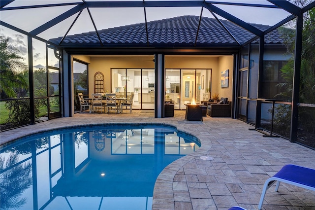 view of swimming pool with a lanai, an outdoor living space, ceiling fan, and a patio