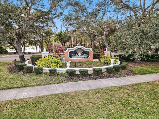 community / neighborhood sign featuring a lawn