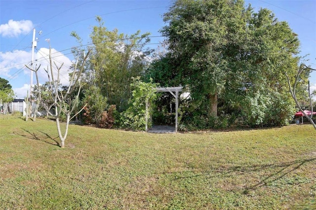 view of yard with a pergola