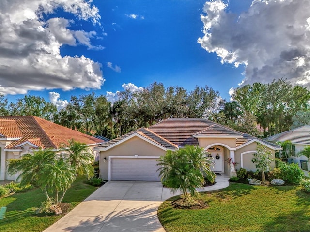 view of front of house featuring a front lawn and a garage