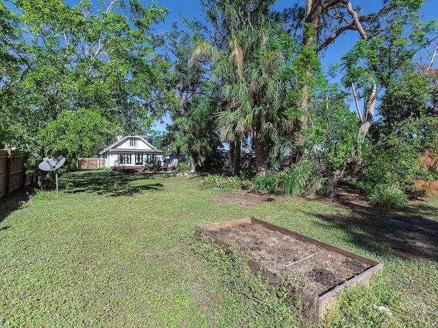 2724 Ashton Rd, Sarasota, FL 34231 - view of yard featuring a garden