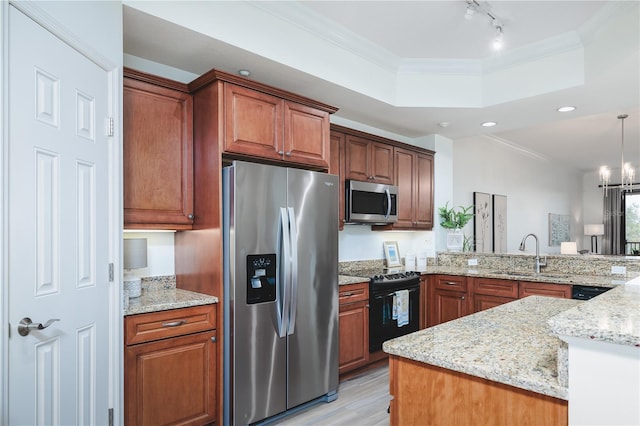 kitchen featuring sink, hanging light fixtures, kitchen peninsula, stainless steel appliances, and a chandelier