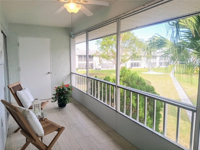 sunroom with ceiling fan