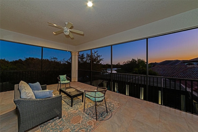 sunroom with ceiling fan