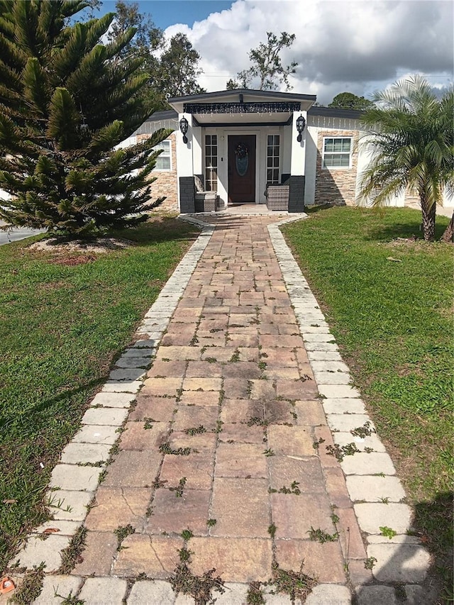 view of front of property featuring a front lawn