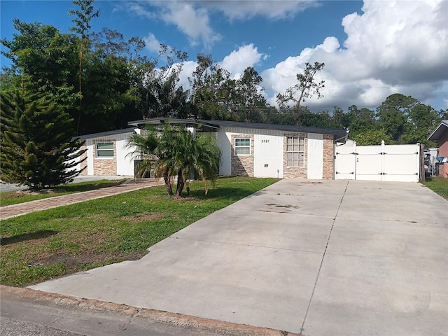 view of front of property featuring a front lawn