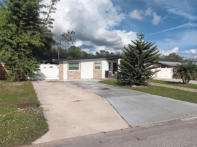 view of front of house featuring a front lawn