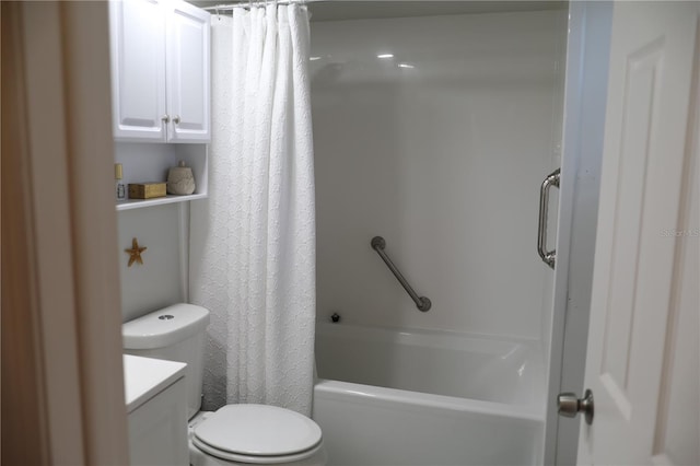 bathroom with shower / tub combo with curtain, vanity, and toilet