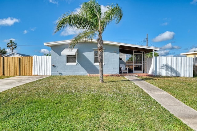 view of front of home featuring a front yard