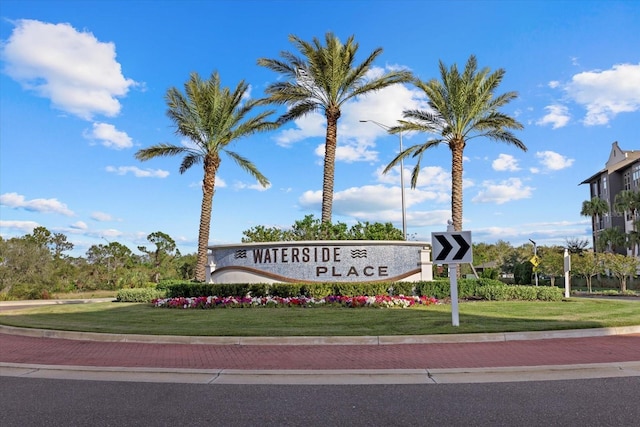 community sign featuring a yard