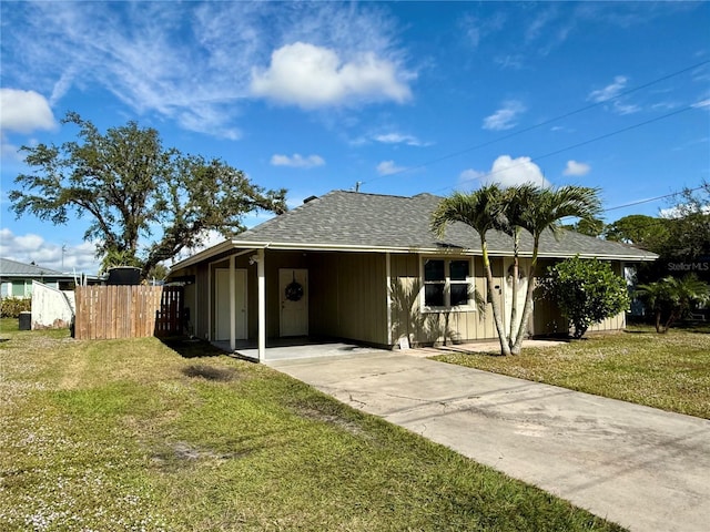 view of front of house featuring a carport and a front lawn