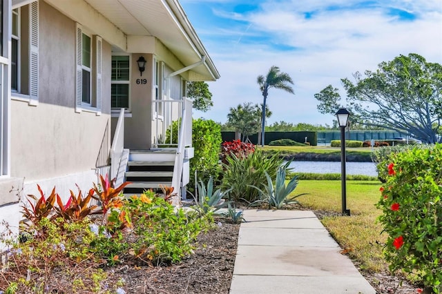 view of yard featuring a water view