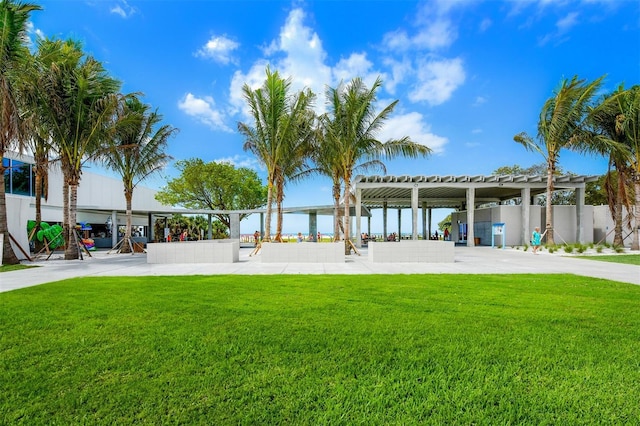 view of property's community featuring a lawn