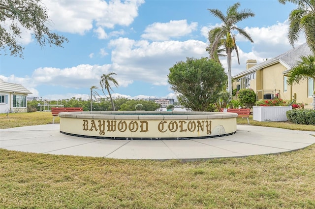 community / neighborhood sign featuring a yard